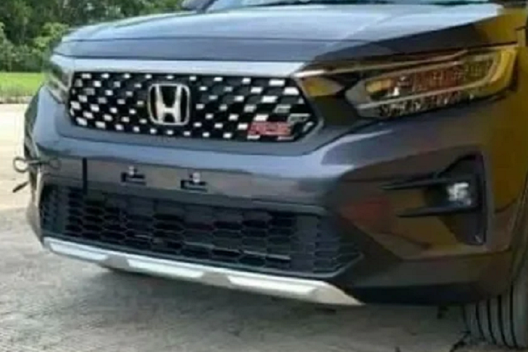 Theo đó, phiên bản Honda WR-V thương mại này có thiết kế đôi chút khác biệt so với mẫu RS Concept. Cụm lưới tản nhiệt đã được điều chỉnh thiết kế và có phần tương đồng với mẫu Honda HR-V.