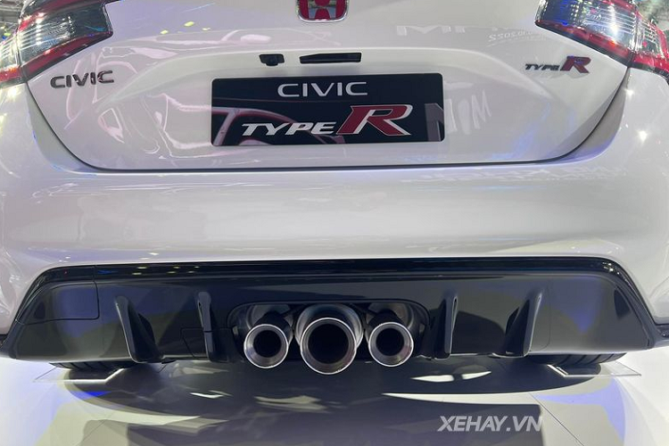 Tốc độ tối đa được giới hạn ở mức 272 km/h. Như vậy, xe bán tại thị trường Việt Nam có sức mạnh tương tự phiên bản phân phối tại Mỹ. Trong khi đó ở Nhật, Civic Type R cho công suất 326 mã lực và 420Nm mô-men xoắn.
