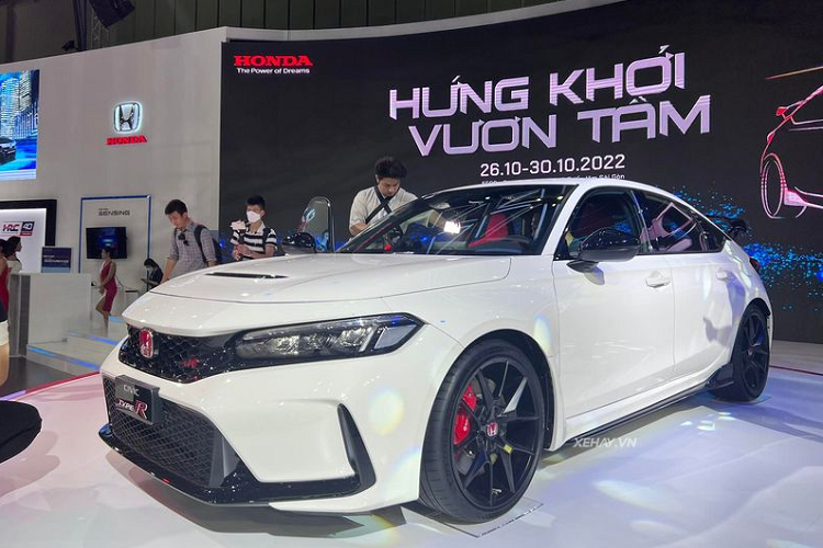 Tại Triển lãm Ô tô Việt Nam 2022 diễn ra vào cuối tháng 10 vừa qua, Honda Việt Nam đã trình làng mẫu hatchback hiệu suất cao Honda Civic Type R 2023 mới. Đây là mẫu xe được khá nhiều người dùng quan tâm bởi ngoại hình thể thao và khối động cơ mạnh mẽ bậc nhất trong nhóm xe phổ thông ở nước ta.