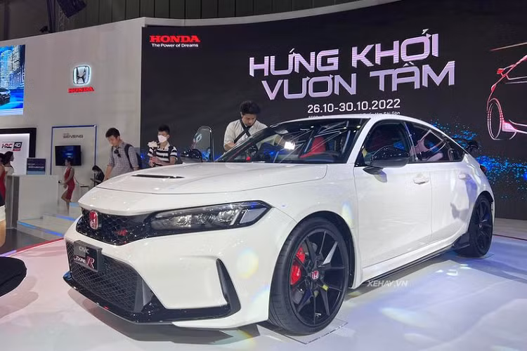 Tại Triển lãm Ô tô Việt Nam 2022 diễn ra vào cuối tháng 10 vừa qua, Honda Việt Nam đã trình làng mẫu hatchback hiệu suất cao Honda Civic Type R 2023 mới. Đây là mẫu xe được khá nhiều người dùng quan tâm bởi ngoại hình thể thao và khối động cơ mạnh mẽ bậc nhất trong nhóm xe phổ thông ở nước ta.