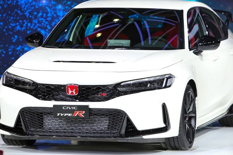 Về mức độ tiêu thụ nhiên liệu, các chỉ số thử nghiệm của Honda trên 3 loại điều kiện đường xá là 11,6 lít/100km đối với điều kiện đô thị, 6,8 lít/100km đường cao tốc và 8,6 lít/100km khi đi trên đường hỗn hợp.