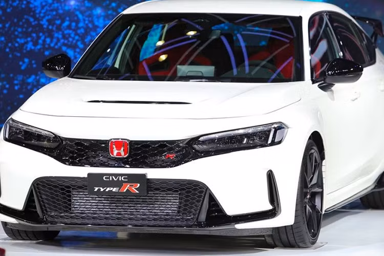 Về mức độ tiêu thụ nhiên liệu, các chỉ số thử nghiệm của Honda trên 3 loại điều kiện đường xá là 11,6 lít/100km đối với điều kiện đô thị, 6,8 lít/100km đường cao tốc và 8,6 lít/100km khi đi trên đường hỗn hợp.