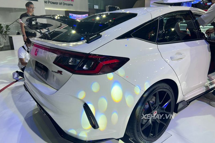 Theo đó, xe được trang bị khối động cơ 2.0L DOHC VTEC Turbo sản sinh công suất 315 mã lực tại 6.500 vòng/phút và mô-men xoắn 420 Nm trong khoảng 2.600 đến 4.000 vòng/phút.