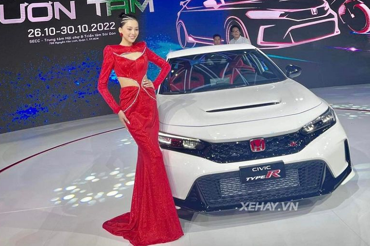 Sau 2 tháng, trang thông tin vè mẫu xe thể thao này cũng đã được Honda Việt Nam công bố, cụ thể chi tiết thông số Civic Type R bán tại nước ta tương tự như phiên bản đang bán ra tại thị trường Mỹ.