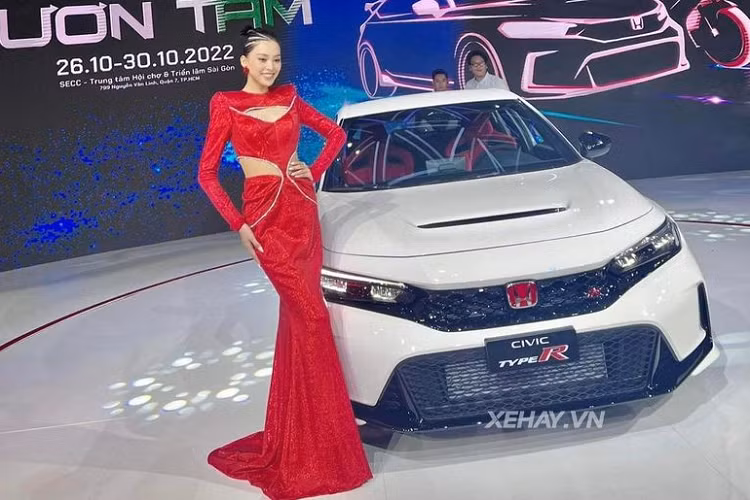 Sau 2 tháng, trang thông tin vè mẫu xe thể thao này cũng đã được Honda Việt Nam công bố, cụ thể chi tiết thông số Civic Type R bán tại nước ta tương tự như phiên bản đang bán ra tại thị trường Mỹ.