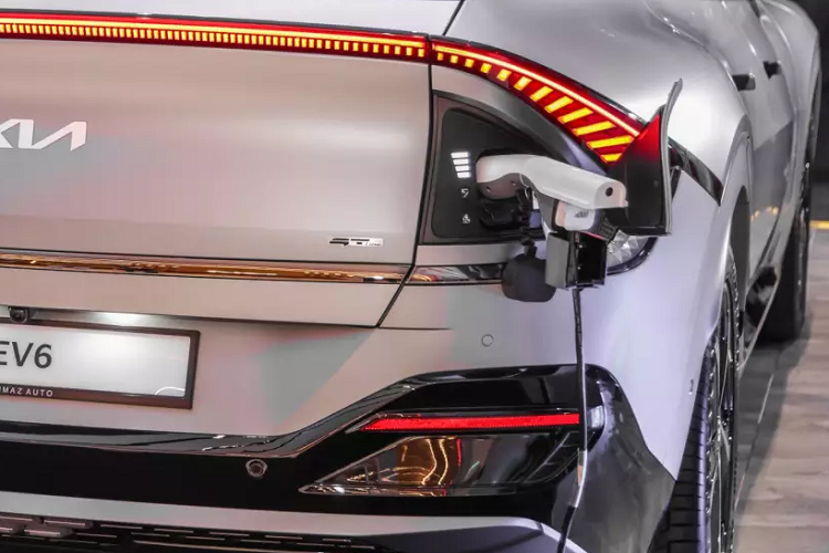 Nó có khả năng tăng tốc 0-100 km/h trong 5,2 giây và đạt tốc độ tối đa 183 km/h. Nhờ nền tảng E-GMP, EV6 có hệ thống sạc đa năng tương thích với cả bộ sạc nhanh DC 400 volt và 800 volt mà không cần bất kỳ bộ chuyển đổi đặc biệt nào hoặc bộ sạc bổ sung trên bo mạch. Đầu vào nguồn DC tối đa (kết nối CCS2) được hỗ trợ là 350 kW, giúp xe có thể sạc nhanh từ 10-80% (SoC) chỉ trong 18 phút.