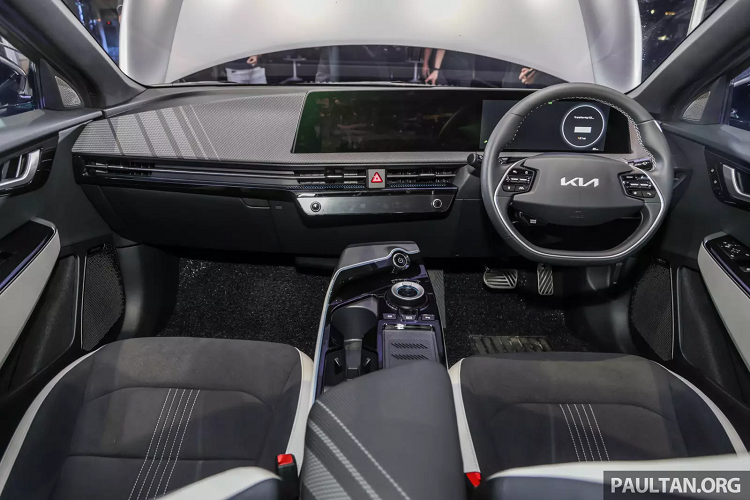 Kia EV6 trang bị 2 màn hình 12,3 inch trong nội thất. Trong đó màn hình thông tin giải trí cảm ứng hỗ trợ cả Android Auto và Apple CarPlay. Đi cùng là hệ thống âm thanh 14 loa do Meridian phát triển. Xe cũng không thiếu công nghệ và tiện ích. Có thể kể đến như: hệ thống hỗ trợ đỗ xe bán tự động, hỗ trợ đỗ xe từ xa, chức năng ngã lưng 1 chạm cho ghế trước, hệ thống cung cấp điện cho thiết bị ngoài....