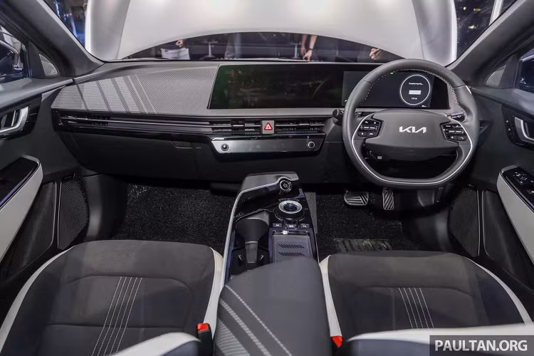 Kia EV6 trang bị 2 màn hình 12,3 inch trong nội thất. Trong đó màn hình thông tin giải trí cảm ứng hỗ trợ cả Android Auto và Apple CarPlay. Đi cùng là hệ thống âm thanh 14 loa do Meridian phát triển. Xe cũng không thiếu công nghệ và tiện ích. Có thể kể đến như: hệ thống hỗ trợ đỗ xe bán tự động, hỗ trợ đỗ xe từ xa, chức năng ngã lưng 1 chạm cho ghế trước, hệ thống cung cấp điện cho thiết bị ngoài....