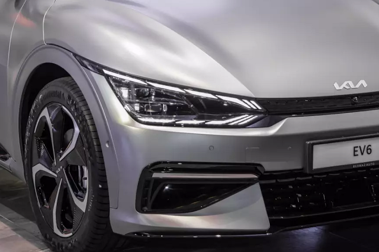 Với bộ pin lithium-ion 77,4 kWh làm mát bằng nước, EV6 cung cấp phạm vi hoạt động lên đến 506 km theo tiêu chuẩn WLTP. Chiếc xe sở hữu 2 động cơ điện trước và sau. Động cơ sau có công suất 224 mã lực và 350 Nm. Trong khi động cơ phía trước cung cấp 101 mã lực và mô-men xoắn 255 Nm. Công suất tổng của xe là 325 mã lực và mô-men xoắn 605 Nm.