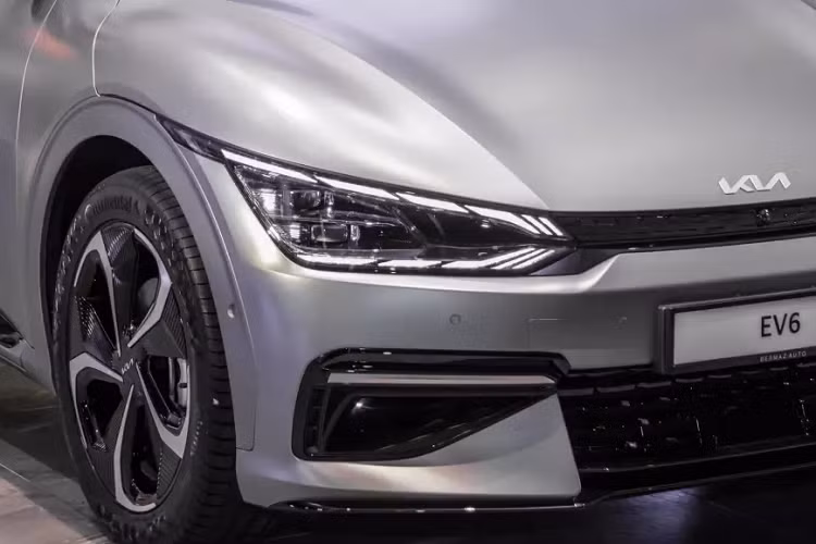 Với bộ pin lithium-ion 77,4 kWh làm mát bằng nước, EV6 cung cấp phạm vi hoạt động lên đến 506 km theo tiêu chuẩn WLTP. Chiếc xe sở hữu 2 động cơ điện trước và sau. Động cơ sau có công suất 224 mã lực và 350 Nm. Trong khi động cơ phía trước cung cấp 101 mã lực và mô-men xoắn 255 Nm. Công suất tổng của xe là 325 mã lực và mô-men xoắn 605 Nm.