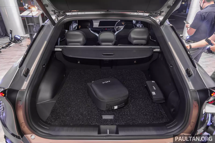 Ở phiên bản GT-Line cao cấp nhất, EV6 được trang bị 2 động cơ điện mang công suất 577 mã lực và mô-men xoắn 740 Nm. Dẫn động bốn bánh toàn thời gian.