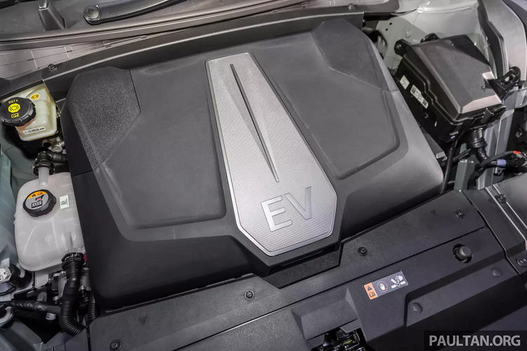 Được xây dựng trên cùng một kiến trúc Electric-Global Modular Platform (E-GMP) tương tự Hyundai Ioniq 5, EV6 lại có kích thước khác với người "anh em" của nó. Cụ thể, Kia EV6 có kích thước dài x rộng x cao lần lượt là 4.695 x 1.890 x 1.550mm, chiều dài cơ sở 2.900 mm.