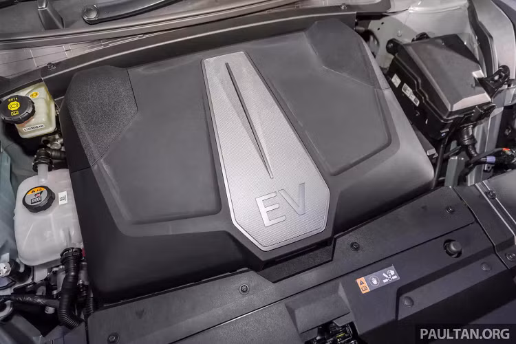 Được xây dựng trên cùng một kiến trúc Electric-Global Modular Platform (E-GMP) tương tự Hyundai Ioniq 5, EV6 lại có kích thước khác với người "anh em" của nó. Cụ thể, Kia EV6 có kích thước dài x rộng x cao lần lượt là 4.695 x 1.890 x 1.550mm, chiều dài cơ sở 2.900 mm.