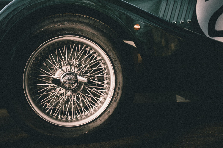 Khách hàng có thể đặt hàng một số tùy chọn như tùy chọn phần mui mềm cho xe, bộ phụ kiện dành cho phiên bản LM62 bao gồm tùy chọn vít vặn mâm chrome mới, vô lăng Moto-Lita, đèn chiếu sáng dạng băng và gương chiếu hậu bên trong mạ chrome.