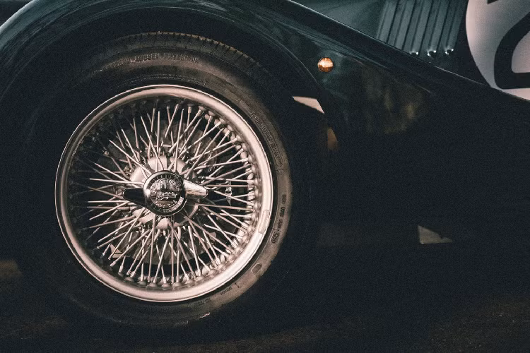 Khách hàng có thể đặt hàng một số tùy chọn như tùy chọn phần mui mềm cho xe, bộ phụ kiện dành cho phiên bản LM62 bao gồm tùy chọn vít vặn mâm chrome mới, vô lăng Moto-Lita, đèn chiếu sáng dạng băng và gương chiếu hậu bên trong mạ chrome.