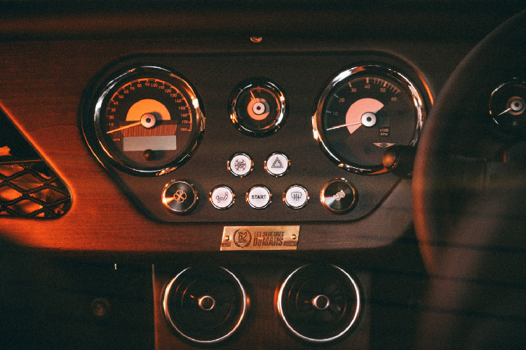 Ngoài ra, khách hàng cũng có thể lựa chọn tùy chọn trang bị hộp số sàn sáu cấp hoặc số tự động tám cấp. Vì đây chỉ là một phiên bản đặc biệt với những trang trí về hình thức, chính vì vậy nên xe vẫn được trang bị động cơ tăng áp 4 xi-lanh 2.0 lít do BMW cung cấp.