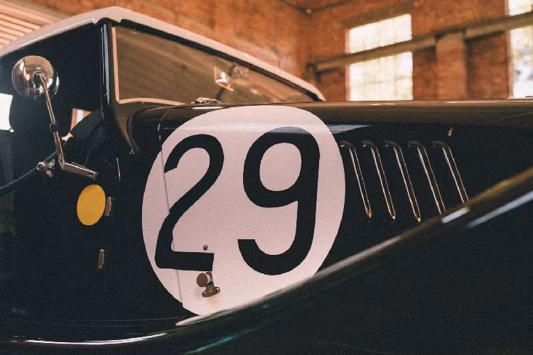 Các điểm nổi bật khác được trang trí trên xe bao gồm nắp trung tâm vô lăng được sơn, trang trí nội thất bằng gỗ Tawny và thảm cao su sơn mài satin đặt làm riêng với viền vinyl màu đen. Xe cũng được trang bị phần ghế Comfort Plus có sưởi với các họa tiết nếp gấp ngang, phần giữa ghế được bọc chất liệu da đục lỗ.