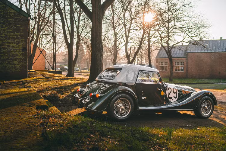 Khối động cơ này vẫn có khả năng sản sinh công suất tối đa 255 mã lực và mô-men xoắn 400 Nm. Với sức mạnh này, chiếc xe thể thao hoài cổ có khả năng tăng tốc từ 0 - 100 km/h chỉ trong vòng 4,8 giây và có thể đạt tốc độ tối đa lên tới 240 km/h.