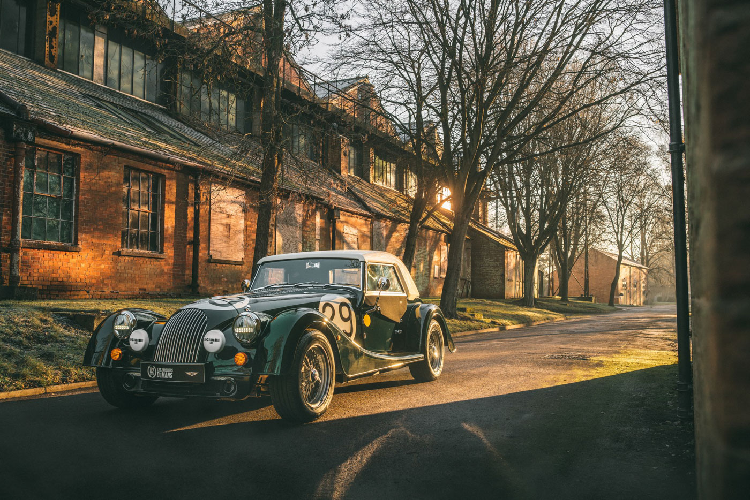 Một số điểm đáng chú ý khác trên xe như cột A cùng màu thân xe, hệ thống xả thể thao chủ động với ống xả màu đen. Xe cũng được trang bị thêm đèn chiếu sáng phụ phía trước, đồng thời Morgan cũng đã trang bị cho xe phần mui cứng màu trắng Heritage. Đây cũng chính là lần đầu tiên tùy chọn này xuất hiện trên Plus Four.