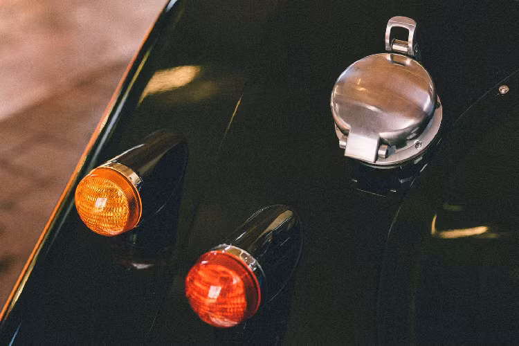 Những chi tiết này đã giúp cho chiếc xe thể thao cổ điển trở nên ấn tượng hơn, phù hợp hơn với tinh thần của chiếc xe đua cổ điển từng giành chiến thắng hạng tại giải đua Le Mans hơn 60 năm về trước.