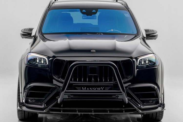 Phần gương chiếu hậu của xe đã được thay thế thành tấm ốp carbon bóng. Ở phía cản sau, mẫu xe cũng sở hữu thêm phần cản va chrome khác lạ. Mansory hoàn thành việc nâng cấp mẫu xe này với bộ mâm độ cỡ lớn có kích thước lên tới 24 inch cực ấn tượng.