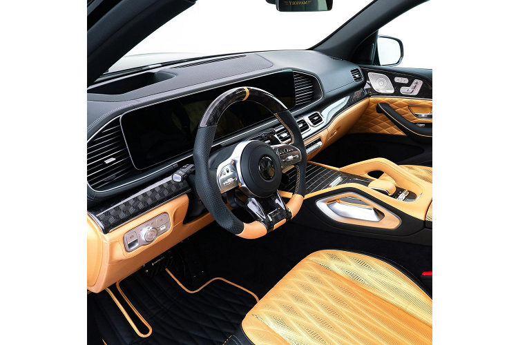 Về nội thất, Mansory đem tới cho người dùng tùy chọn bọc da cao cấp và da nổi với họa tiết 3D. Mẫu xe cũng sở hữu phần vô-lăng bọc da cùng các chi tiết carbon mới và các chi tiết trang trí bằng carbon cho nội thất với chất liệu da màu be sang trọng.