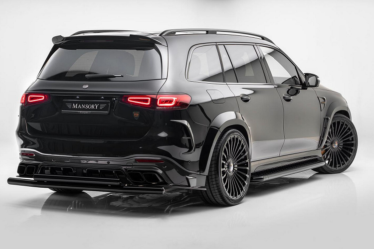 Ở phía trước, Mansory độ Mercedes-AMG GLS 63 một phần cản va phía trước, líp trước được thiết kế mới với những đường nét phức tạp hơn. Phần cản này cũng được trang bị thêm hệ thống đèn LED chạy ban ngày tạo điểm nhấn mới. Mansory quyết định giữ nguyên thiết kế lưới tản nhiệt hoặc theo yêu cầu của khách hàng có thể sơn tối màu hoặc hoàn thiện bằng vật liệu carbon.