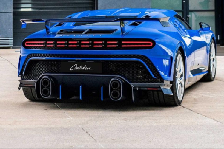 Nội thất chiếc siêu xe Bugatti Centodieci đầu tiên xuất xưởng cũng được chủ nhân chọn lựa màu xanh làm bộ áo chủ đạo cùng điểm nhấn phong cách cổ điển với họa tiết hình quả trám.Các kỹ sư của Bugatti phải mất 16 tuần để hoàn thành cho khoang lái xe Bugatti Centodieci