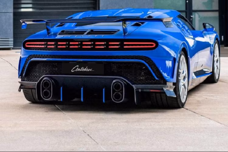 Nội thất chiếc siêu xe Bugatti Centodieci đầu tiên xuất xưởng cũng được chủ nhân chọn lựa màu xanh làm bộ áo chủ đạo cùng điểm nhấn phong cách cổ điển với họa tiết hình quả trám.Các kỹ sư của Bugatti phải mất 16 tuần để hoàn thành cho khoang lái xe Bugatti Centodieci