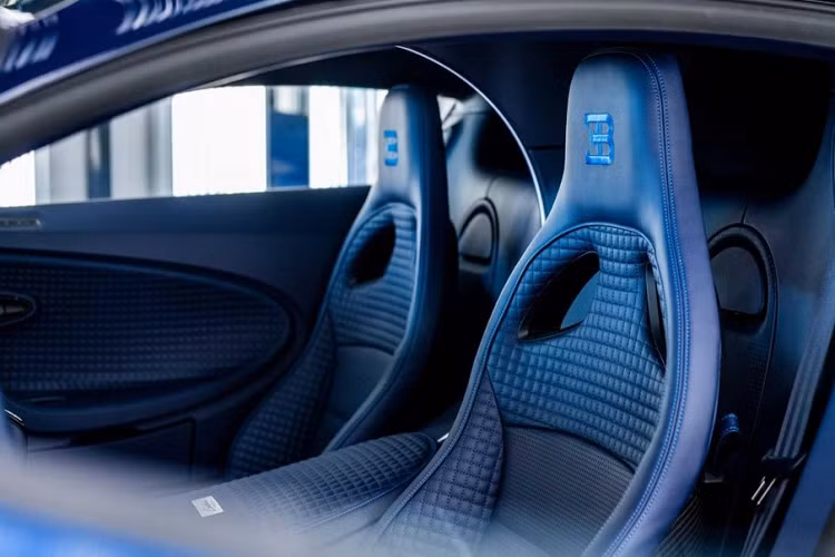 Quá dễ dàng để giới mê xe nhận ra 2 màu sắc này lấy ý tưởng từ Bugatti EB110 GT đang có mặt trong garage của chủ nhân chiếc Centodieci, một nhà sưu tập khá nổi tiếng.