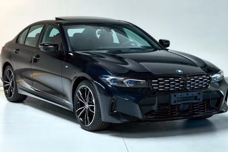 Bên ngoài, mẫu xe sedan BMW 3-Series 2023 sở hữu thiết kế khá giống với mẫu xe điện i3 eDrive35L ra mắt hồi cuối tháng 3 năm nay. Có thể thấy rõ điều đó qua cụm đèn pha LED toàn phần mới, tích hợp 2 dải đèn LED định vị ban ngày hình chữ "L".