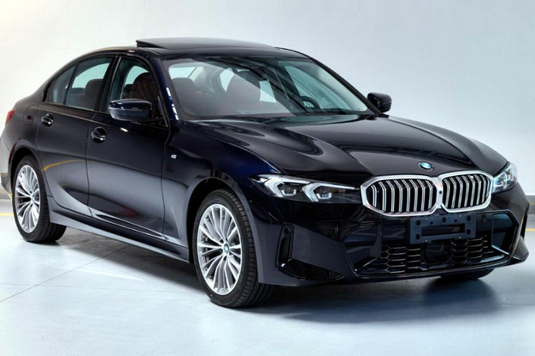 Khác với đầu xe, thiết kế bên sườn của BMW 3-Series 2023 gần như không thay đổi, trừ vành la-zăng mới. Xe có tổng cộng 5 loại vành la-zăng với đường kính 18 inch hoặc 19 inch, thay đổi theo phiên bản.