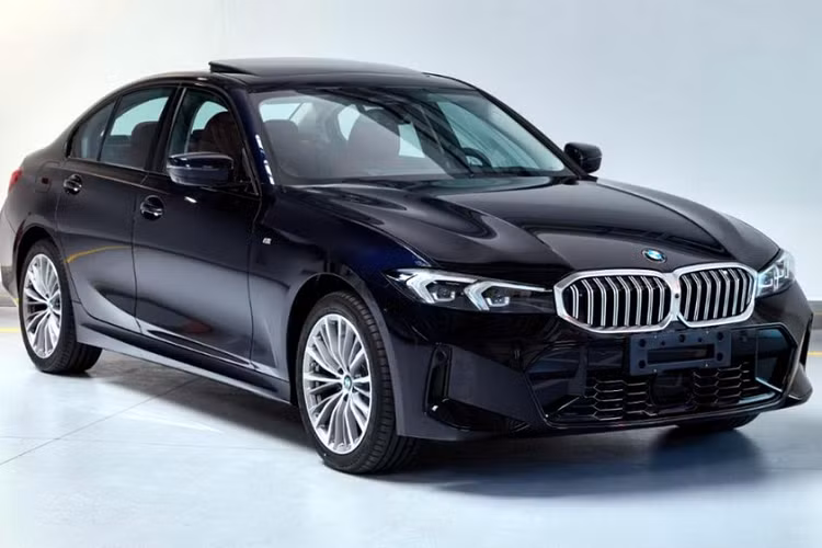 Khác với đầu xe, thiết kế bên sườn của BMW 3-Series 2023 gần như không thay đổi, trừ vành la-zăng mới. Xe có tổng cộng 5 loại vành la-zăng với đường kính 18 inch hoặc 19 inch, thay đổi theo phiên bản.