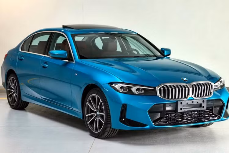 Nằm giữa hai đèn pha vẫn là lưới tản nhiệt hình quả thận đôi quen thuộc. Tuy nhiên, ở BMW 3-Series 2023, lưới tản nhiệt này không bị đóng kín như i3 eDrive35L. Tùy phiên bản, xe sẽ được trang bị lưới tản nhiệt dạng nan nằm dọc hoặc đa điểm. Bên dưới lưới tản nhiệt là hốc gió trung tâm cỡ lớn và khe gió hình chữ "L" nằm ở hai góc đầu xe.