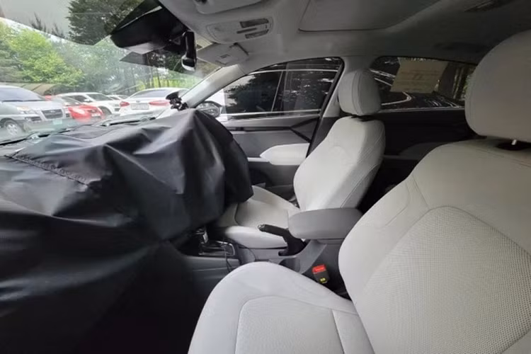 Đáng tiếc là xe vẫn dùng phanh tay chỉnh cơ trong khi những đối thủ Toyota Vios 2023 đã được nâng cấp lên phanh tay điện tử. Bù lại, xe có thể sẽ có thêm những tính năng mới như bảng đồng hồ kỹ thuật số, hệ thống âm thanh Bose và màn hình cảm ứng trung tâm 10,25 inch. Thêm vào đó là ghế trước có tính năng làm mát, sạc điện thoại thông minh không dây, mở cửa không cần chìa khóa và cửa sổ trời.