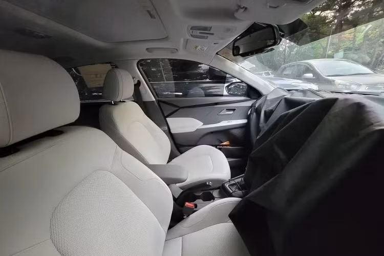 Nhiều khả năng xe sẽ được trang bị hệ thống đèn trước chia thành 2 tầng giống các mẫu SUV của thương hiệu Hyundai hiện nay. Vòng sang bên sườn, chúng ta sẽ bắt gặp thiết kế nóc dốc mượt mà về phía cốp theo phong cách fastback. Ngoài ra, những chiếc Hyundai Accent 2023 xuất hiện trên đường thử trong thời gian qua đã sử dụng ít nhất 4 loại vành la-zăng mới.