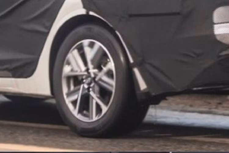 Đặc biệt, Hyundai Accent 2023 nhiều khả năng sẽ được trang bị cả hệ thống hỗ trợ lái nâng cao Hyundai SmartSense, bao gồm những tính năng như hệ thống kiểm soát hành trình thích ứng, hệ thống hỗ trợ giữ làn đường, hệ thống cảnh báo va chạm phía trước, cảnh báo phương tiện cắt ngang khi lùi và hệ thống cảnh báo điểm mù.