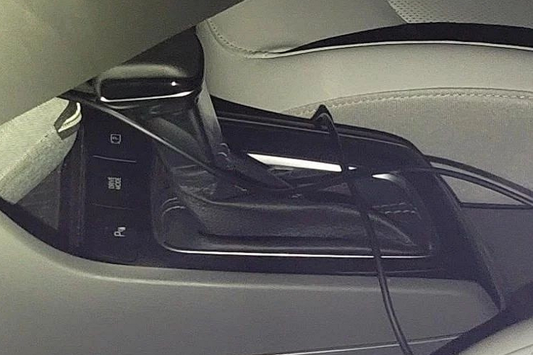 Đằng sau, mẫu sedan hạng B này gây ấn tượng bằng cụm đèn hậu mới nằm vắt ngang đuôi xe theo xu hướng đang thịnh hành hiện nay. Trên cửa cốp còn có dòng chữ "Solaris" vốn là tên gọi của Hyundai Accent ở thị trường Nga. Bên trong chiếc Hyundai Accent 2023 chạy trên đường thử là nội thất bọc da pha nỉ màu trắng ngà và cần số mới. Các nút cơ học của xe được bố trí phía trước cần số thay vì nằm bên cạnh như trước.