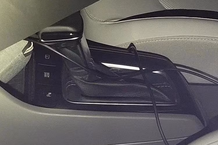 Đằng sau, mẫu sedan hạng B này gây ấn tượng bằng cụm đèn hậu mới nằm vắt ngang đuôi xe theo xu hướng đang thịnh hành hiện nay. Trên cửa cốp còn có dòng chữ "Solaris" vốn là tên gọi của Hyundai Accent ở thị trường Nga. Bên trong chiếc Hyundai Accent 2023 chạy trên đường thử là nội thất bọc da pha nỉ màu trắng ngà và cần số mới. Các nút cơ học của xe được bố trí phía trước cần số thay vì nằm bên cạnh như trước.