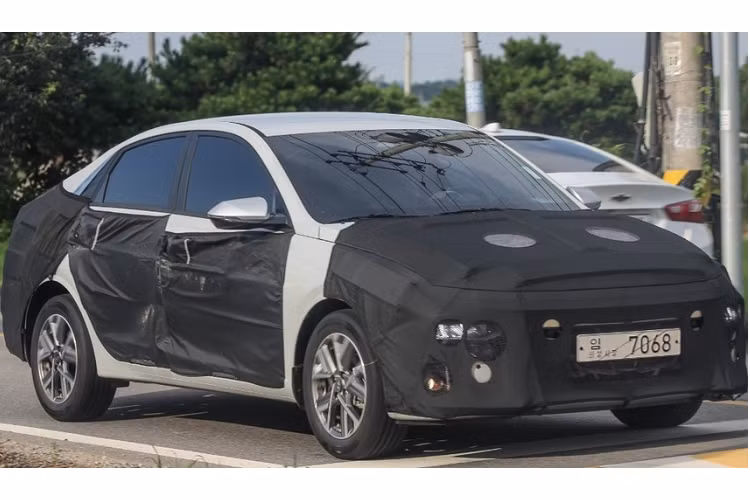 Trong thời gian qua, Accent thế hệ mới đã liên tục bị bắt gặp khi chạy thử trên đường phố, đặc biệt là khu vực xung quanh Trung tâm Phát triển của hãng Hyundai ở Namyang, Hàn Quốc. Mới đây, cánh săn ảnh lại tiếp tục "tóm gọn" mẫu sedan hạng B này. Lần này, chiếc Hyundai Accent 2023 chạy thử được ngụy trang ít hơn trước. Do đó, những chi tiết thiết kế ngoại thất của xe cũng lộ rõ hơn.