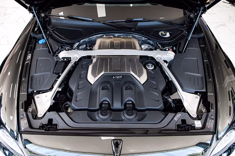 Xe được trang bị hộp số tự động ly hợp kép ZF 8 cấp, nhờ đó, mẫu xe siêu sang Bentley Flying Spur V8 có thể tăng tốc từ vị trí xuất phát lên 100 km/h trong thời gian chỉ 4,1 giây và đạt vận tốc tối đa 318 km/h.