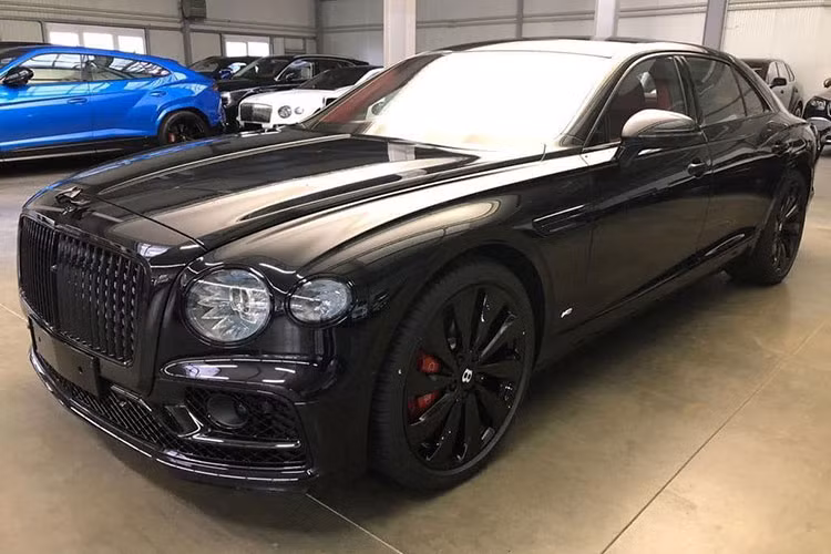 Tại Việt Nam, giá xe Bentley Flying Spur V8 First Edition được showroom tư nhân chào bán với giá khoảng 19 tỷ đồng, mức giá sẽ thay đổi phụ thuộc vào tùy chọn của chủ nhân, Flying Spur phân phối chính hãng cũng trong khoảng giá từ 18 tỷ đồng chưa bao gồm các tùy chọn. Trong khi đó Flying Spur lắp động cơ 6 lít W12 nếu được trang bị đầy đủ các tùy chọn, mức giá sẽ lên tới hơn 30 tỷ đồng.