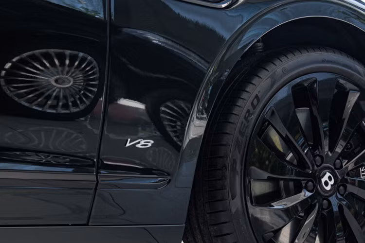 Gần đây nhất, một người chuyên nhập khẩu siêu xe ở Đà Nẵng đã chia sẻ hình ảnh cũng như video về một chiếc xe siêu sang Bentley Flying Spur V8. Được biết, xe sẽ về Việt Nam cùng với siêu xe Audi R8 V10 Spyder 2021 thế hệ mới.