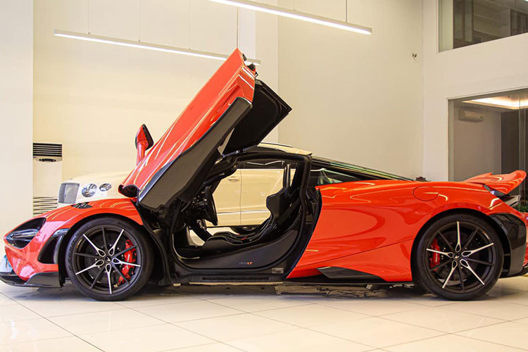 McLaren 765LT được trang bị khối động cơ V8, dung tích 4.0 lít, tăng áp kép nhưng đã tinh chỉnh lại nhằm giúp xe sản sinh công suất tối đa 755 mã lực và mô-men xoắn cực đại 800 Nm. Siêu xe giới hạn McLaren 765LT chỉ mất thời gian 2,8 giây để tăng tốc lên 100 km/h từ vị trí xuất phát trước khi đạt vận tốc tối đa 330 km/h.