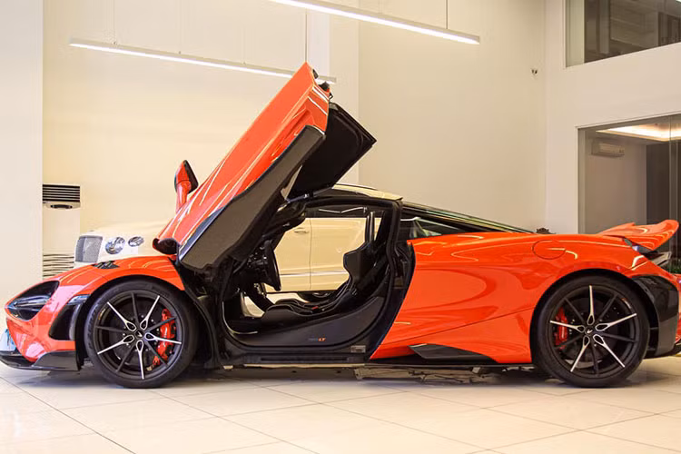 McLaren 765LT được trang bị khối động cơ V8, dung tích 4.0 lít, tăng áp kép nhưng đã tinh chỉnh lại nhằm giúp xe sản sinh công suất tối đa 755 mã lực và mô-men xoắn cực đại 800 Nm. Siêu xe giới hạn McLaren 765LT chỉ mất thời gian 2,8 giây để tăng tốc lên 100 km/h từ vị trí xuất phát trước khi đạt vận tốc tối đa 330 km/h.