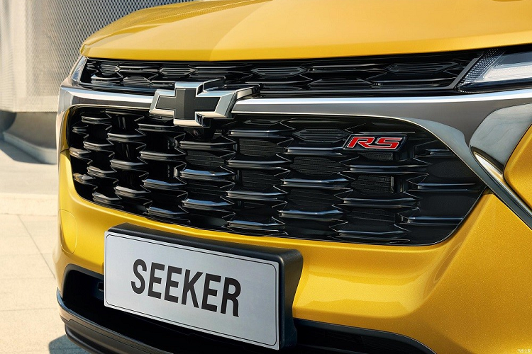 Được áp dụng ý tưởng thiết kế Vitality Aesthetics, mẫu SUV cỡ C này mang trên mình lưới tản nhiệt chia thành 2 tầng bằng nẹp mạ crôm hình chữ "X", nối liền với logo của hãng Chevrolet.