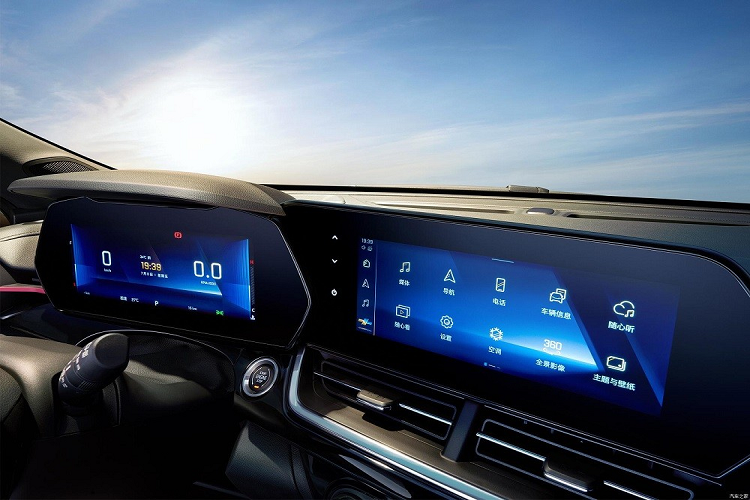 Bước vào bên trong Chevrolet Seeker 2023, người lái sẽ bắt gặp không gian nội thất khá thể thao, đặc biệt là phiên bản RS. Phiên bản này đi kèm vô lăng vát đáy 3 chấu, những điểm nhấn màu đỏ và ốp đen bóng trong nội thất.