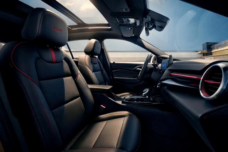 Ngoài ra, xe còn được trang bị bảng đồng hồ kỹ thuật số và màn hình thông tin giải trí dạng cảm ứng nối liền nhau. Riêng màn hình trung tâm 10,25 inch của xe được thiết kế nghiêng 9 độ về phía người lái đồng thời hỗ trợ các dịch vụ kết nối OnStar, Apple CarPlay.