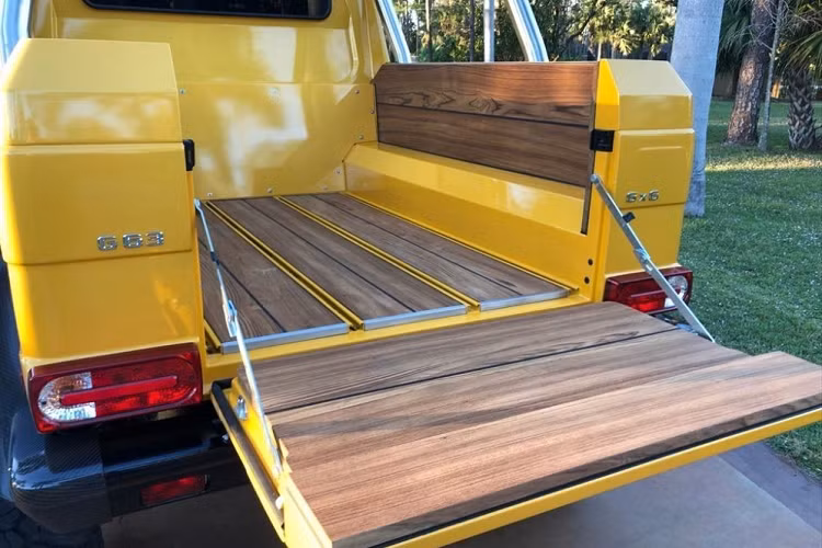 Mercedes-Benz G63 AMG 6x6 sử dụng khối động cơ xăng V8, dung tích 5,5 lít, sản sinh công suất tối đa 544 mã lực và mô-men xoắn cực đại 760 Nm. Sức mạnh được truyền tới bánh thông qua hộp số tự động 7 cấp.