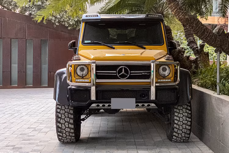 Những chiếc xe SUV Mercedes-Benz G63 AMG 6x6 nhanh chóng nhận được sự quan tâm rất lớn của các đại gia trên thế giới. Chính điều này đã khiến dòng xe Mercedes-Benz G63 AMG 6x6 tăng giá chóng mặt, từ 511.000 đô la, tương đương 11,8 tỷ đồng nhưng nhanh chóng được bán lại trên 1 triệu đô la.